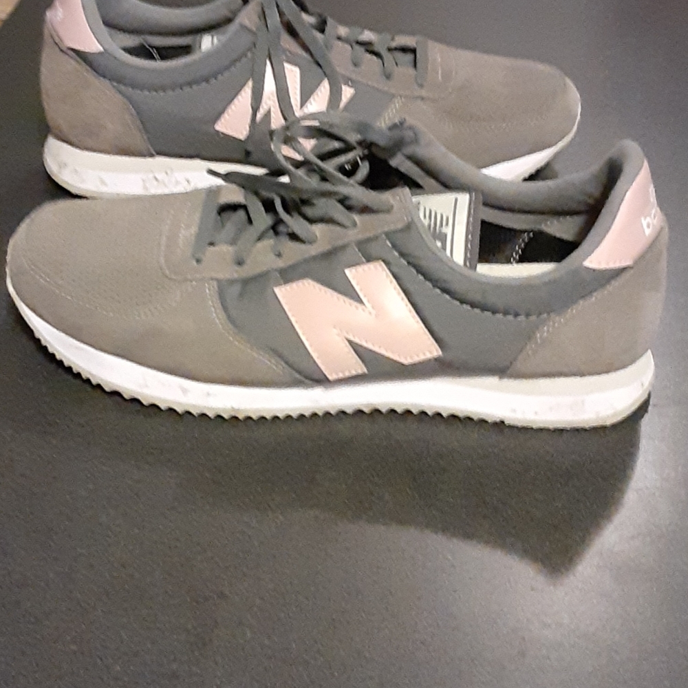 Tennis shoes